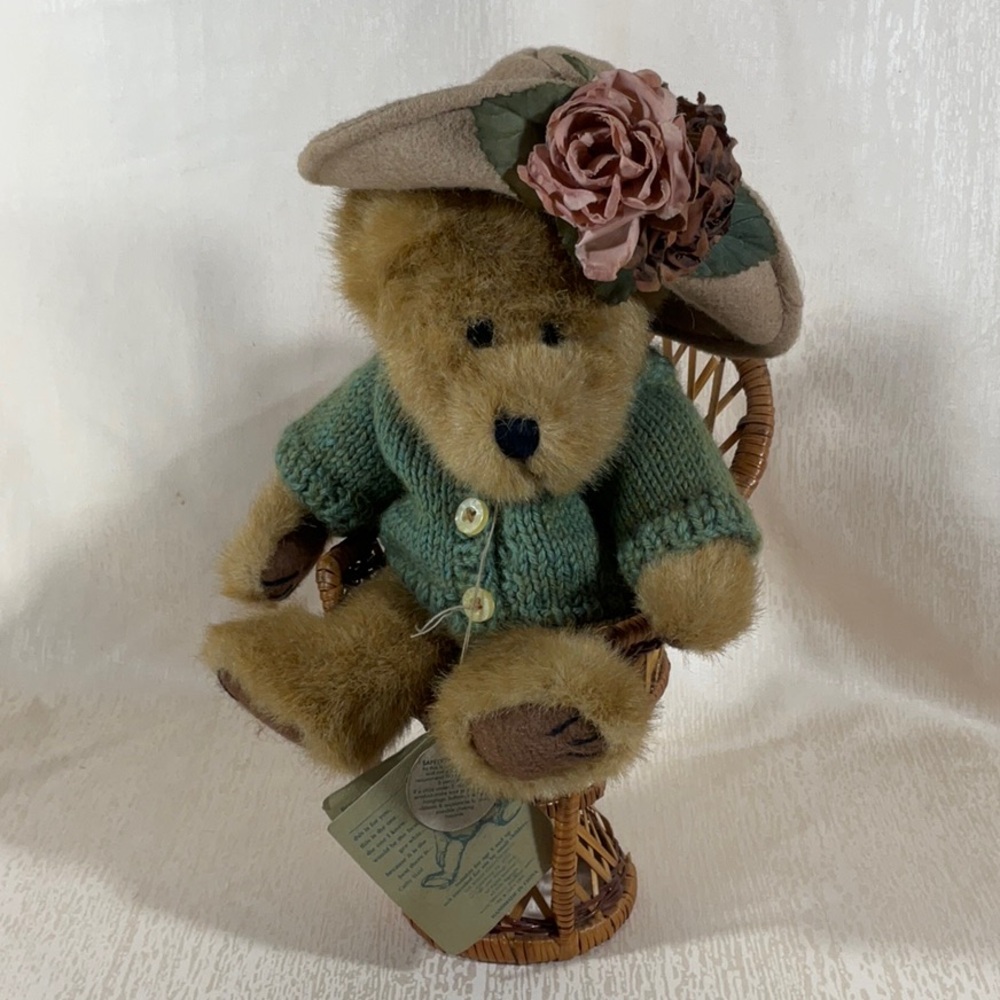 Boyd’s Bear Mrs Trumbull w/ Wicker Chair - Picture 13 of 13
